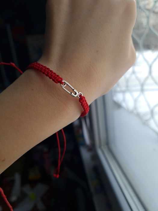 Браслет оберег булавка на красной плетенной ните. Ручная работа.