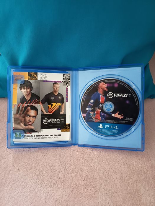 PS4 Slim 500GB + 2 Comandos + FIFA 21 - Excelente Estado