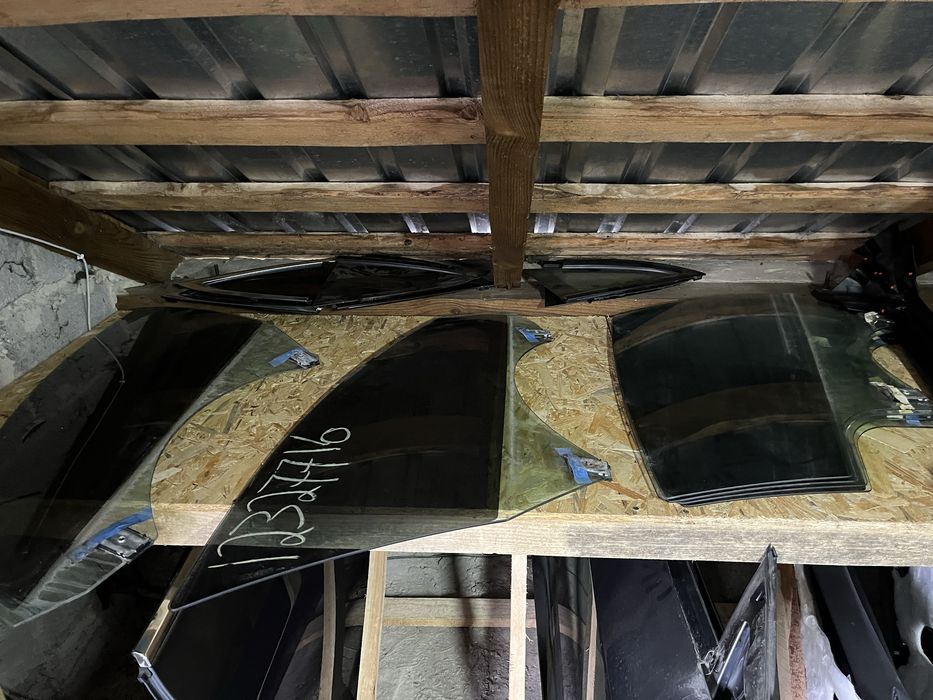 Стікло дверне Tesla m3