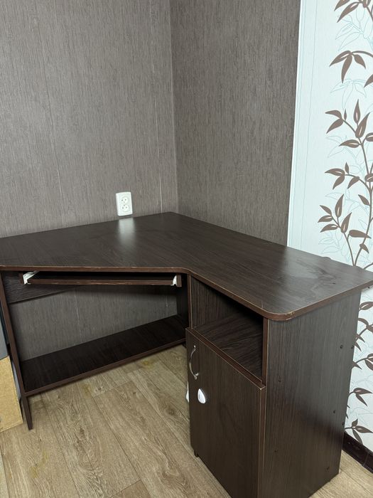 Продам компʼютерний стіл  в гарному стані