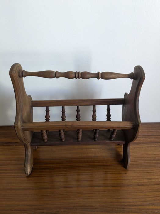 Porta-jornais em madeira