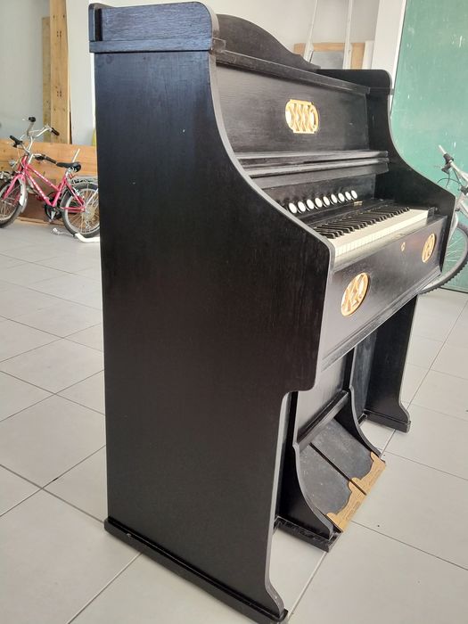 Órgão antigo em bom estado