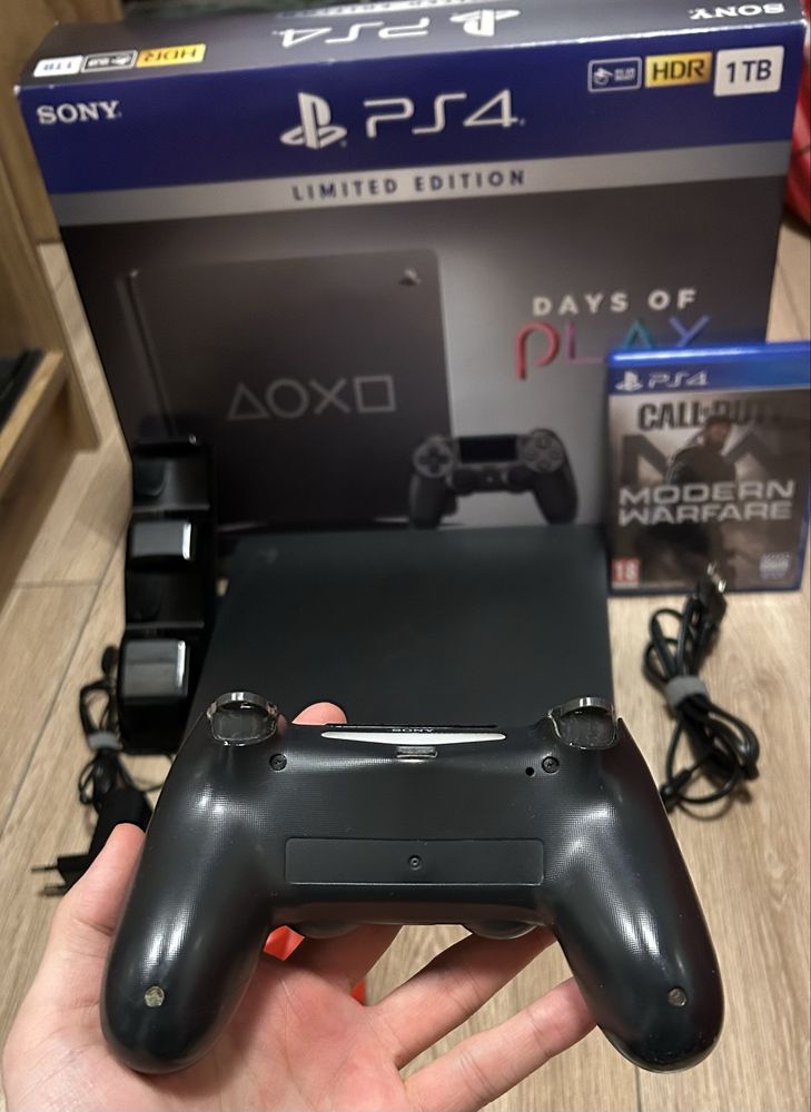 Konsola PlayStation 4 Days Of Play Limited Edition + Gra + Ładowarka