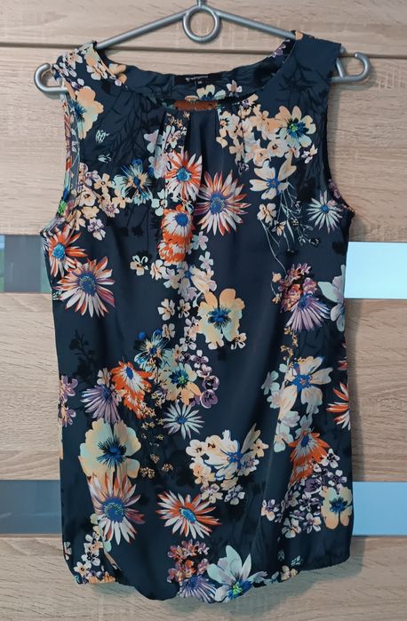 Sprzedam bluzkę granatową w kwiaty