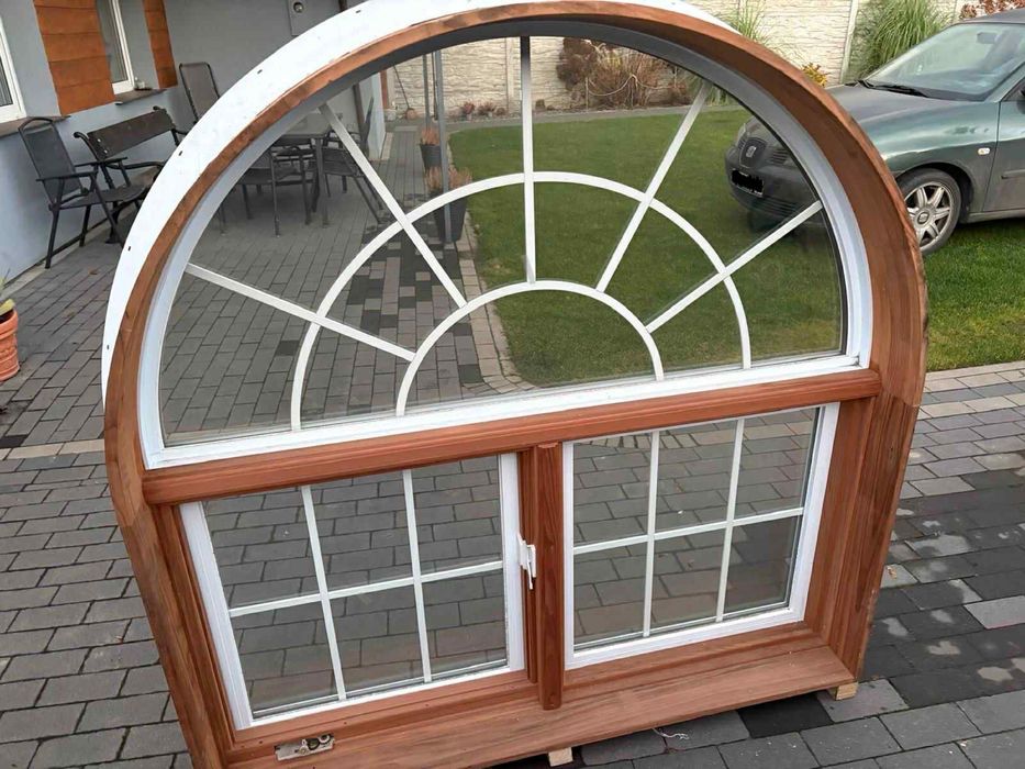 Okno, półkole drewniane obicie