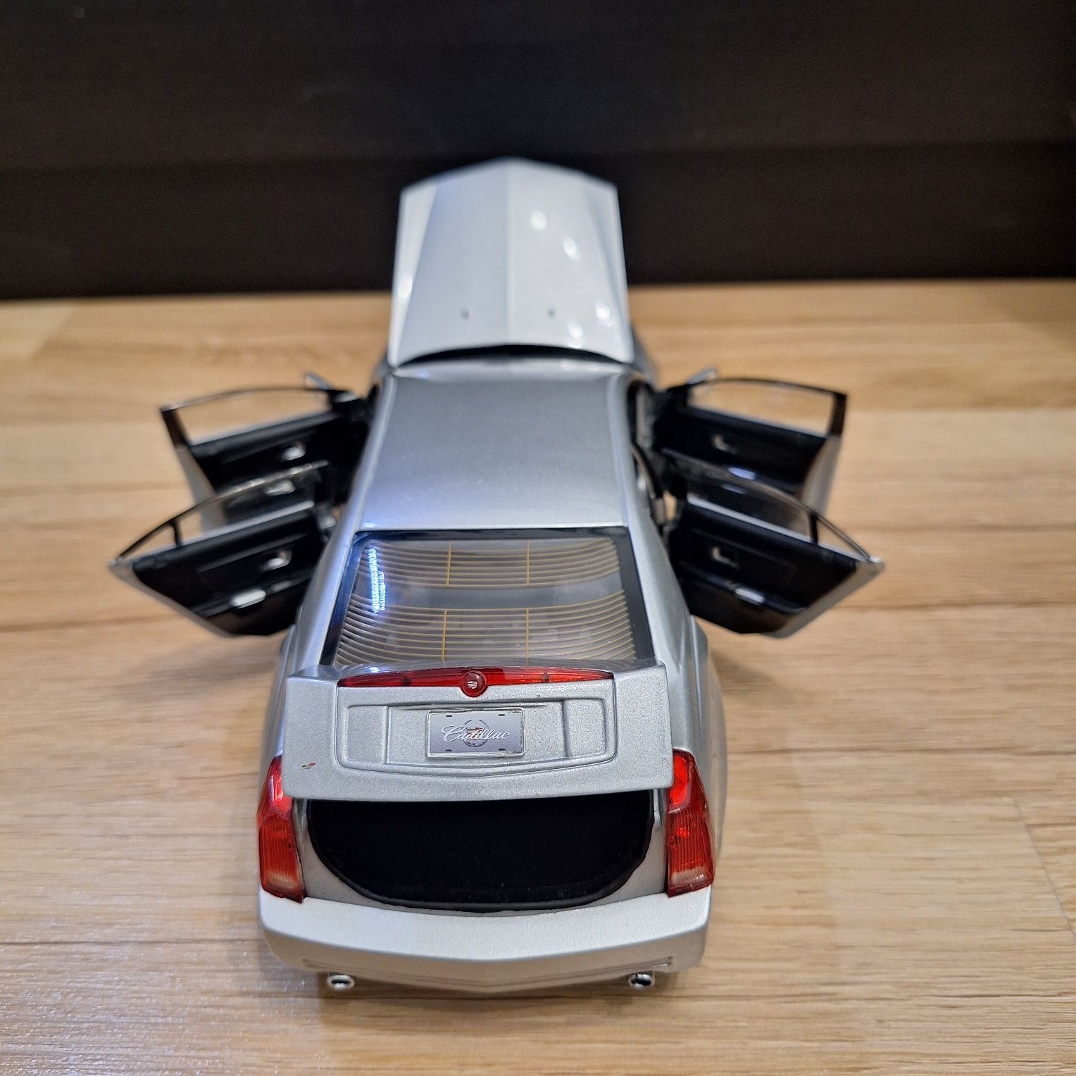 1:18 Cadillac CTS 2004 srebrny z firmy RICO.