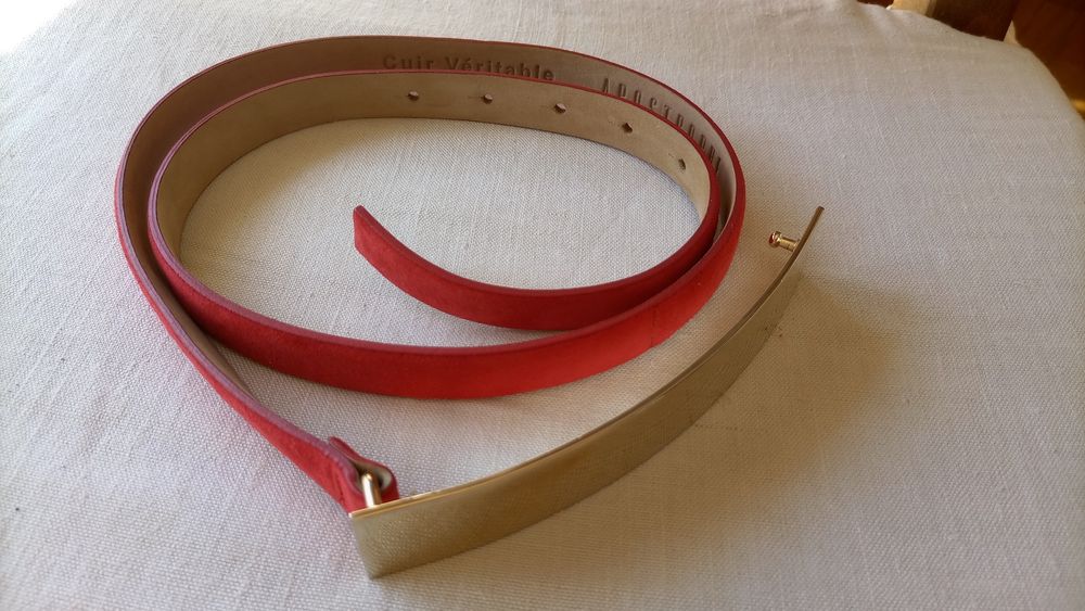 Vários cintos de pele