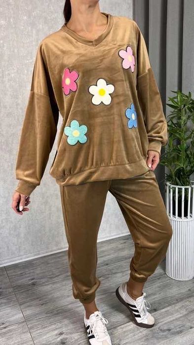 Beżowy welurowy komplet dresowy w kwiaty bluza + spodnie uni 42/44/46