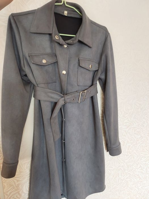 Серое платье с ремнем