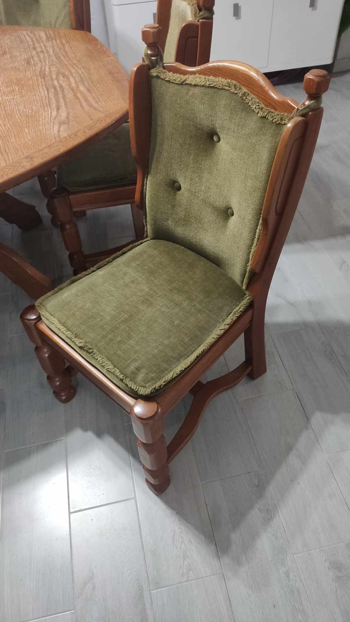 Rozkładany drewniany stół z masywnymi krzesłami - vintage