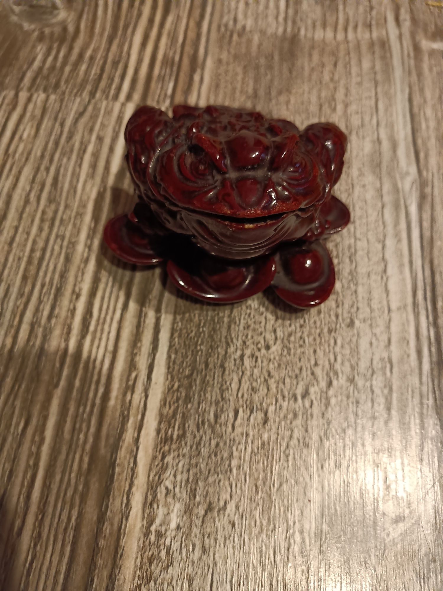 Figurka żaby feng-shui