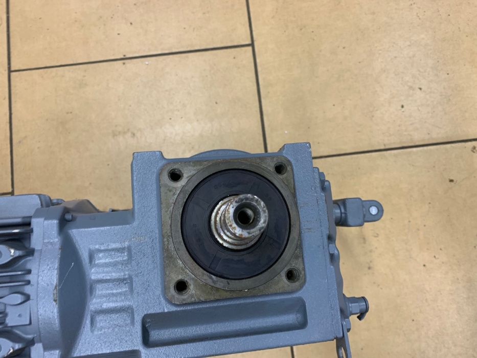 Przekładnia, motoreduktor z falownikiem 0,37 kw 27-137 obr. Falownik