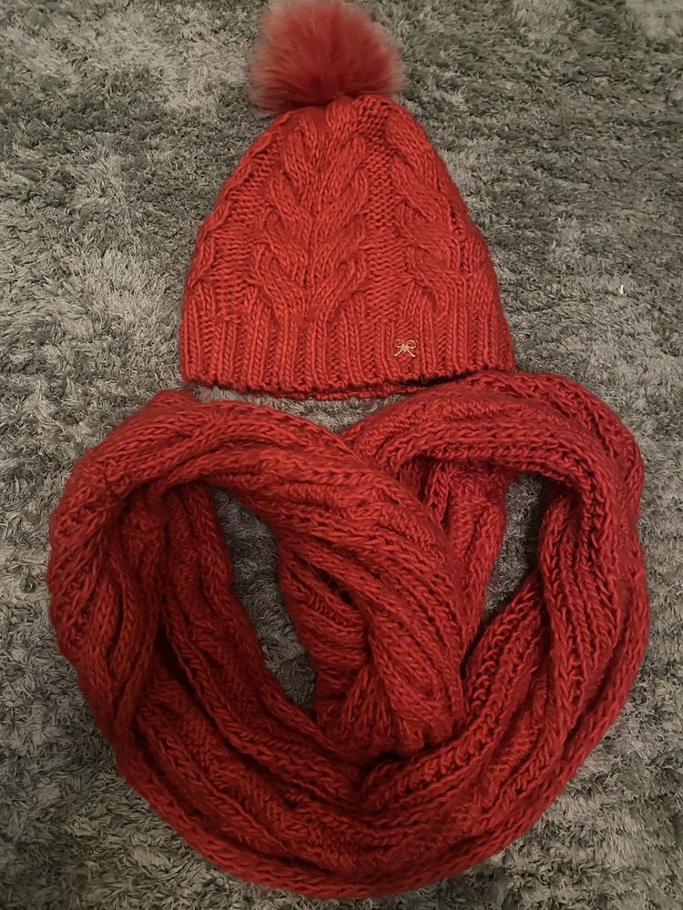жіноча шапка з хомутом кораллового цвета красного