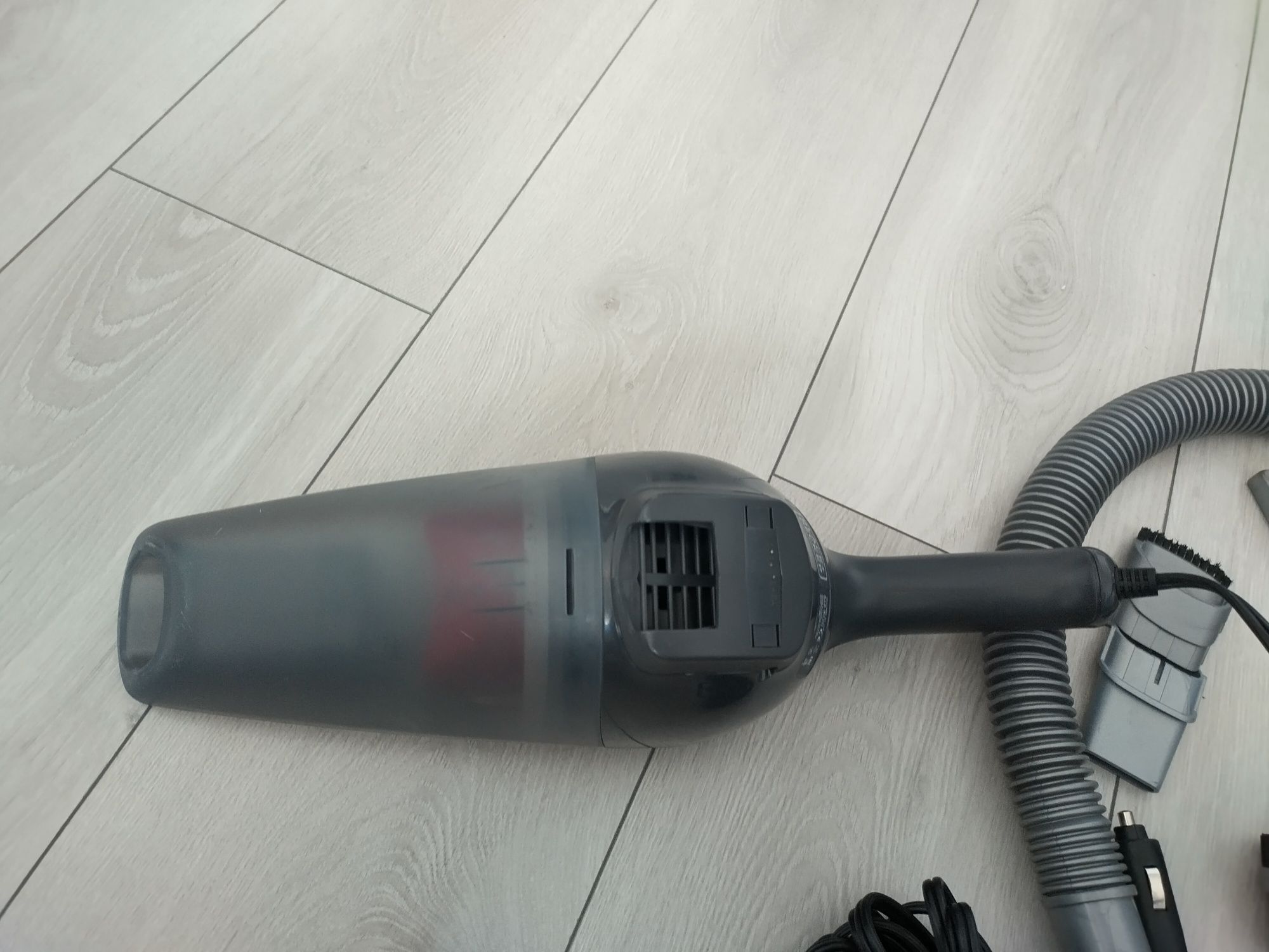 Odkurzacz samochodowy 12V Black Decker akcesoria