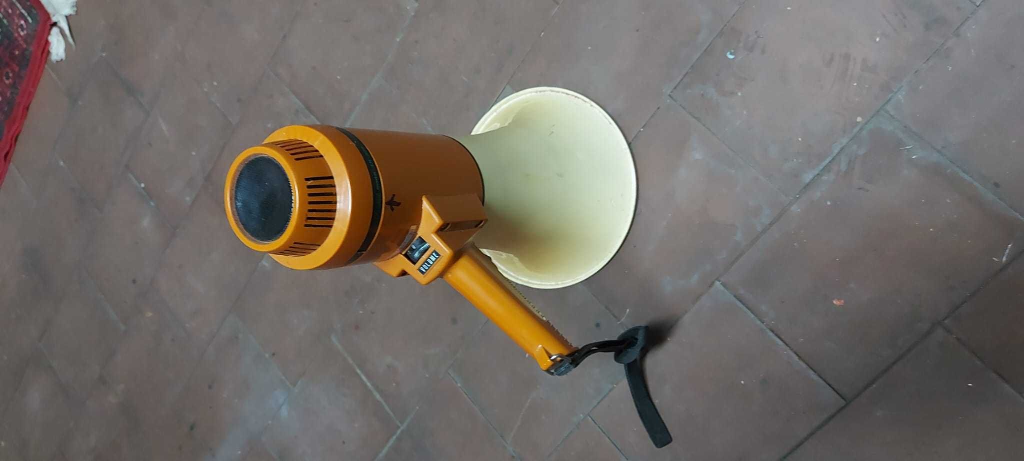 Megafone antigo...funciona com pilhas