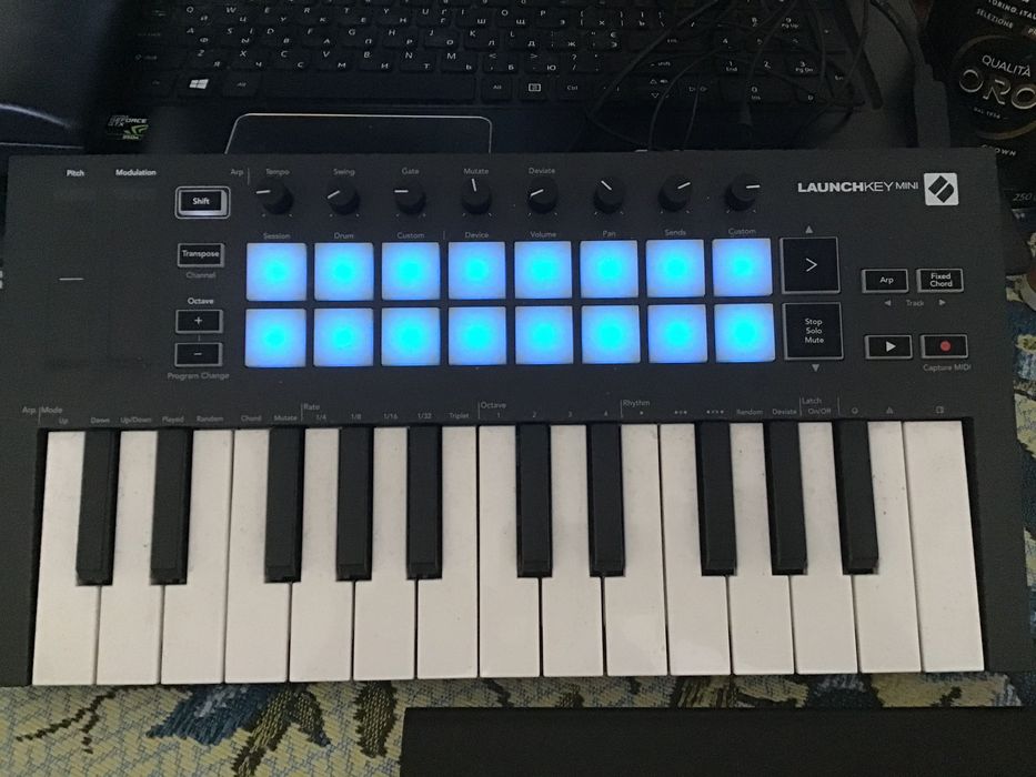 Продам Novation Launchkey mini mk2. Миди-клавиатура, міді, midi.