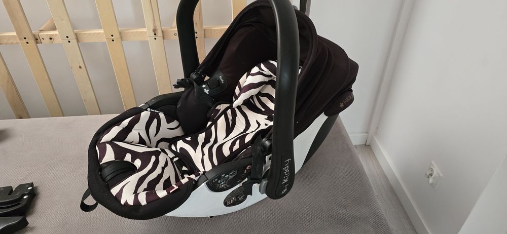 Wózek Nosidełko spacerowka

Nosidełko kiddy
Stelaż isofix 
Adaptery do