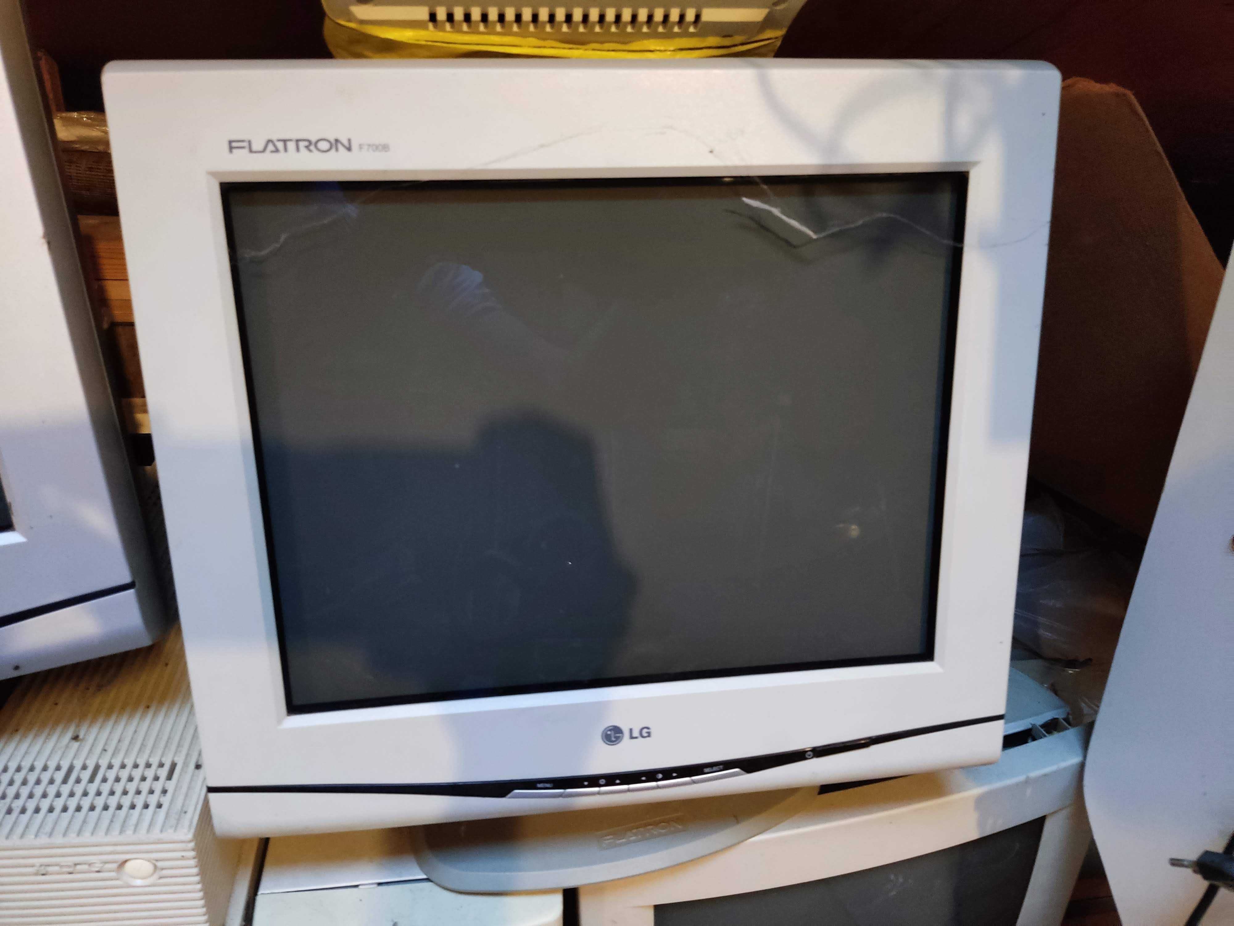 Monitory CRT i LCD stare 4 sztuki. Stan jak na zdjeciach