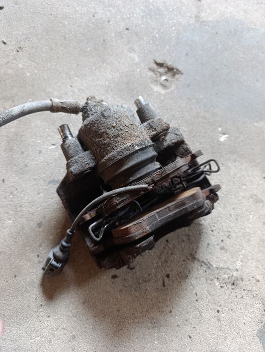 Zacisk hamulcowy jarzmo przód volkswagen passat b6 fsi