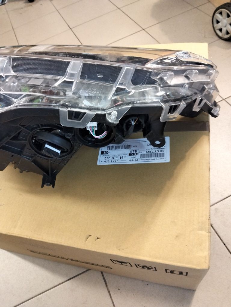 Lampa przednia prawa RAV4 v