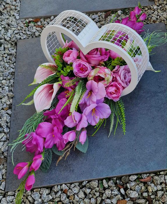 Kompozycja kwiatowa na grób cmentarz stroik serce ikebana Z624