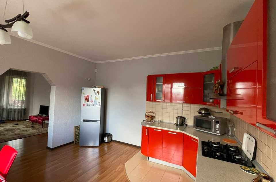 Будинок з жилим ремонтом та ПІДВАЛОМ у Центрі Бучі!  БЕЗ комісії