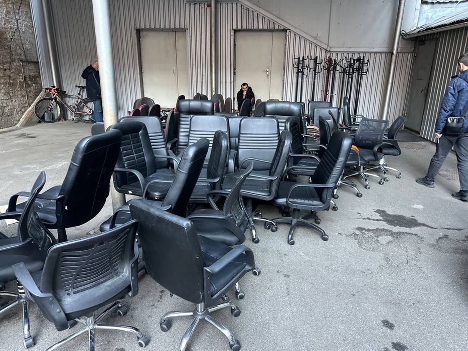 Офісні крісла та столи