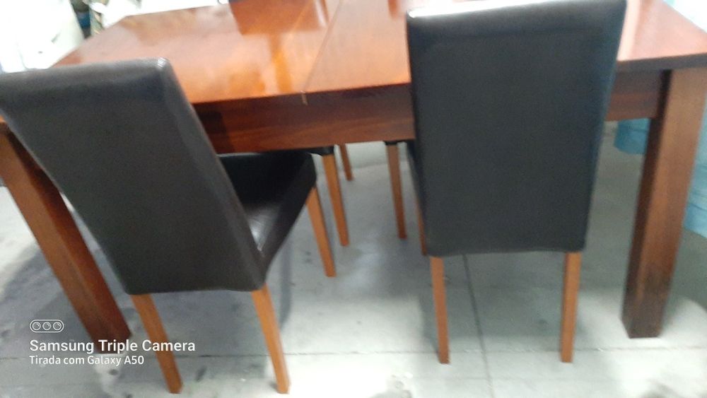 Mesa com 4 cadeiras