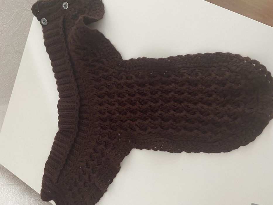 Манішко вʼязане коричньового кольору