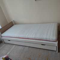 90x200 łóżko z materacem i szufladą, białe z jasnym drewnem