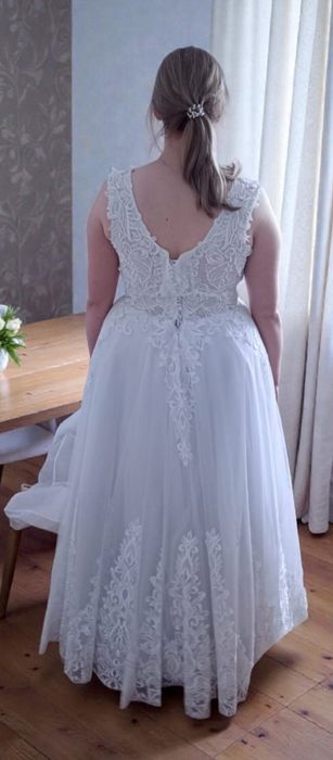 Śuknia ślubna z welonem