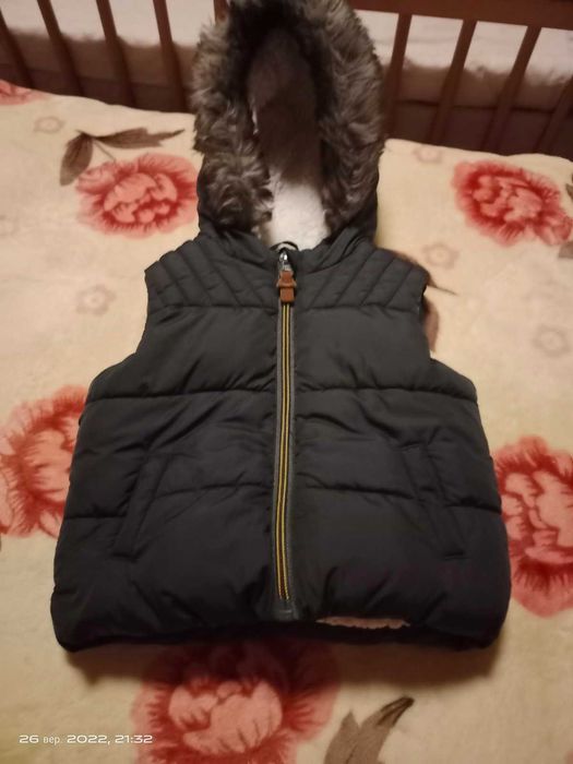 Продам жилетку теплу.