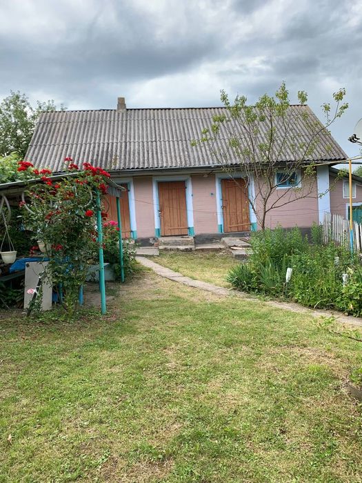 Будинок з господарськими будівлями та земельною ділянкою