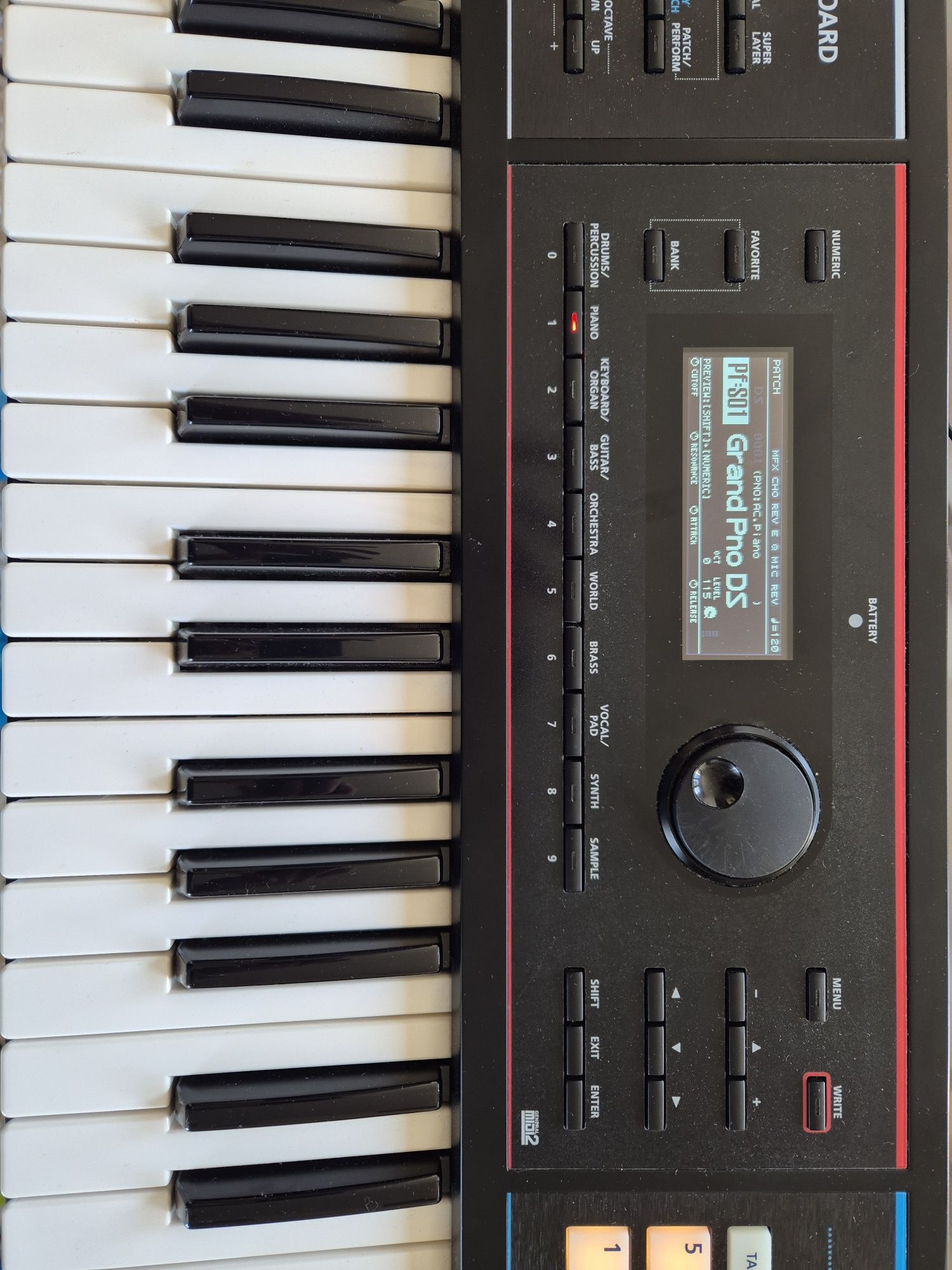 Roland Juno DS 61 + wraz z pedałem DP 10