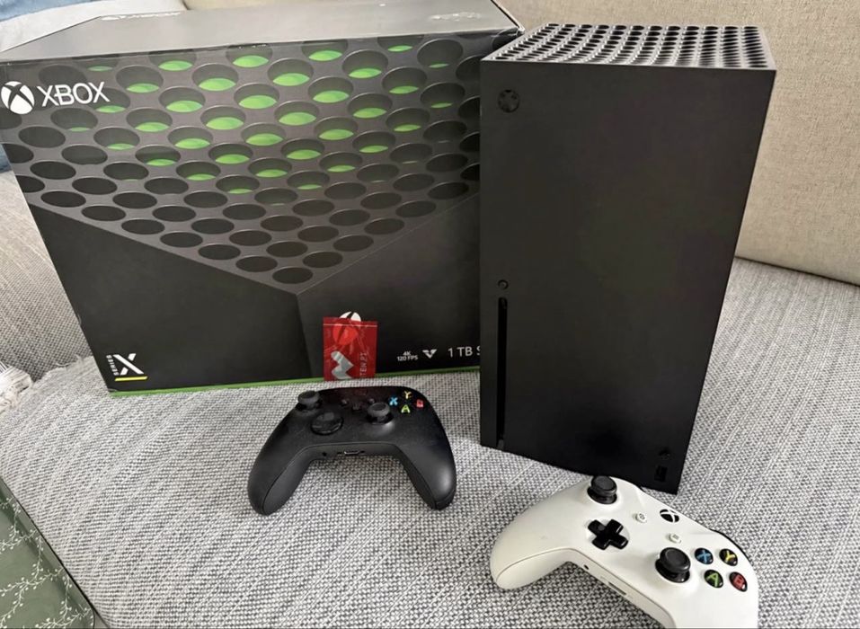 Xbox séries X 1TB ( 2 comandos + jogo )