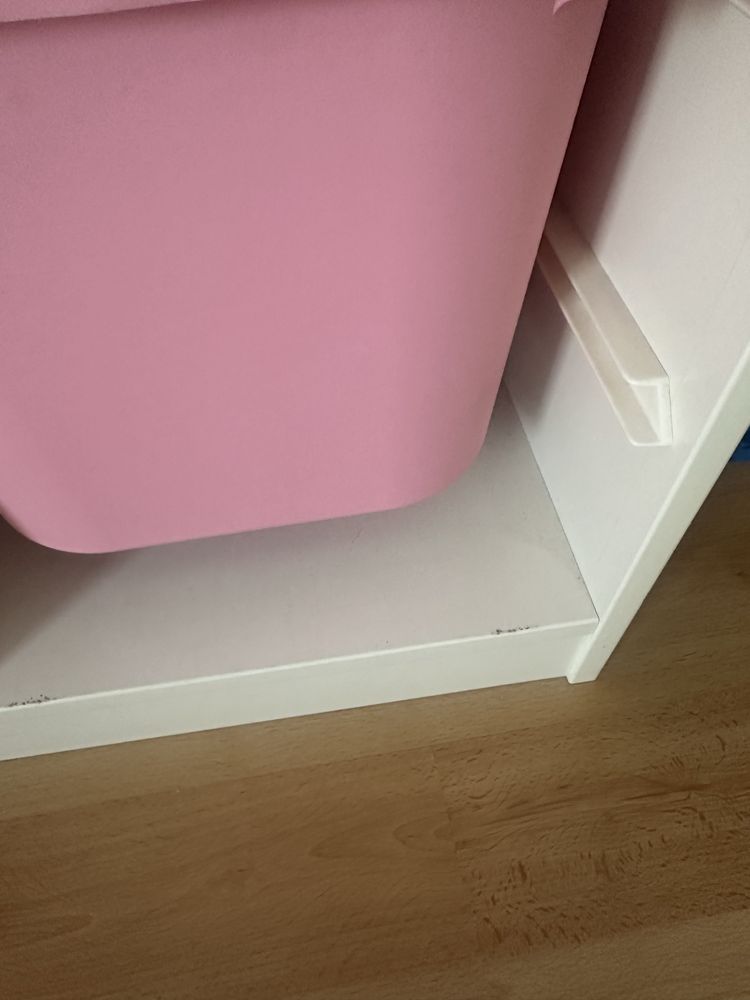 Szafka z pojemnikami