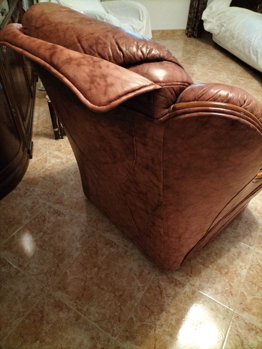 Sofá castanho em pele