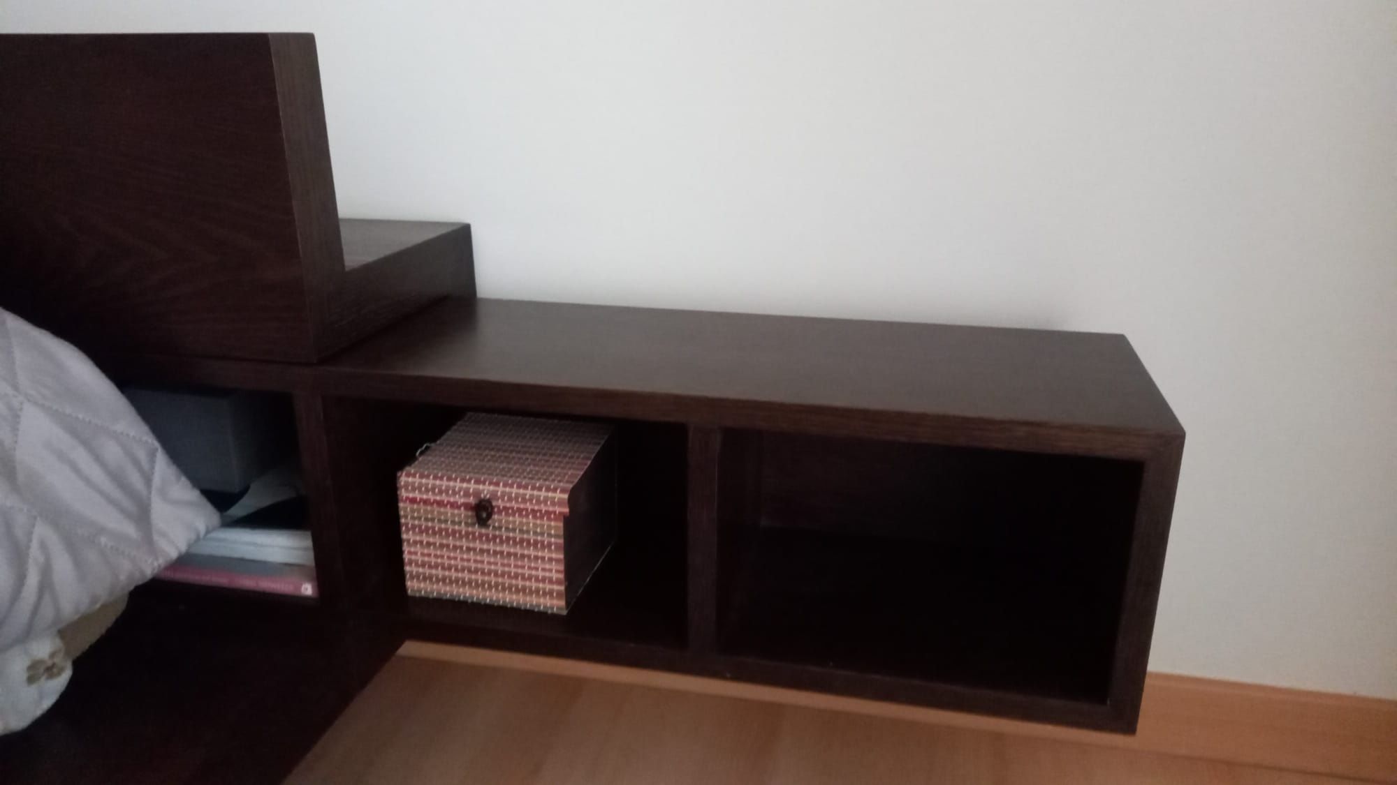Cama casal com cabeceiras incorporadas e colchão