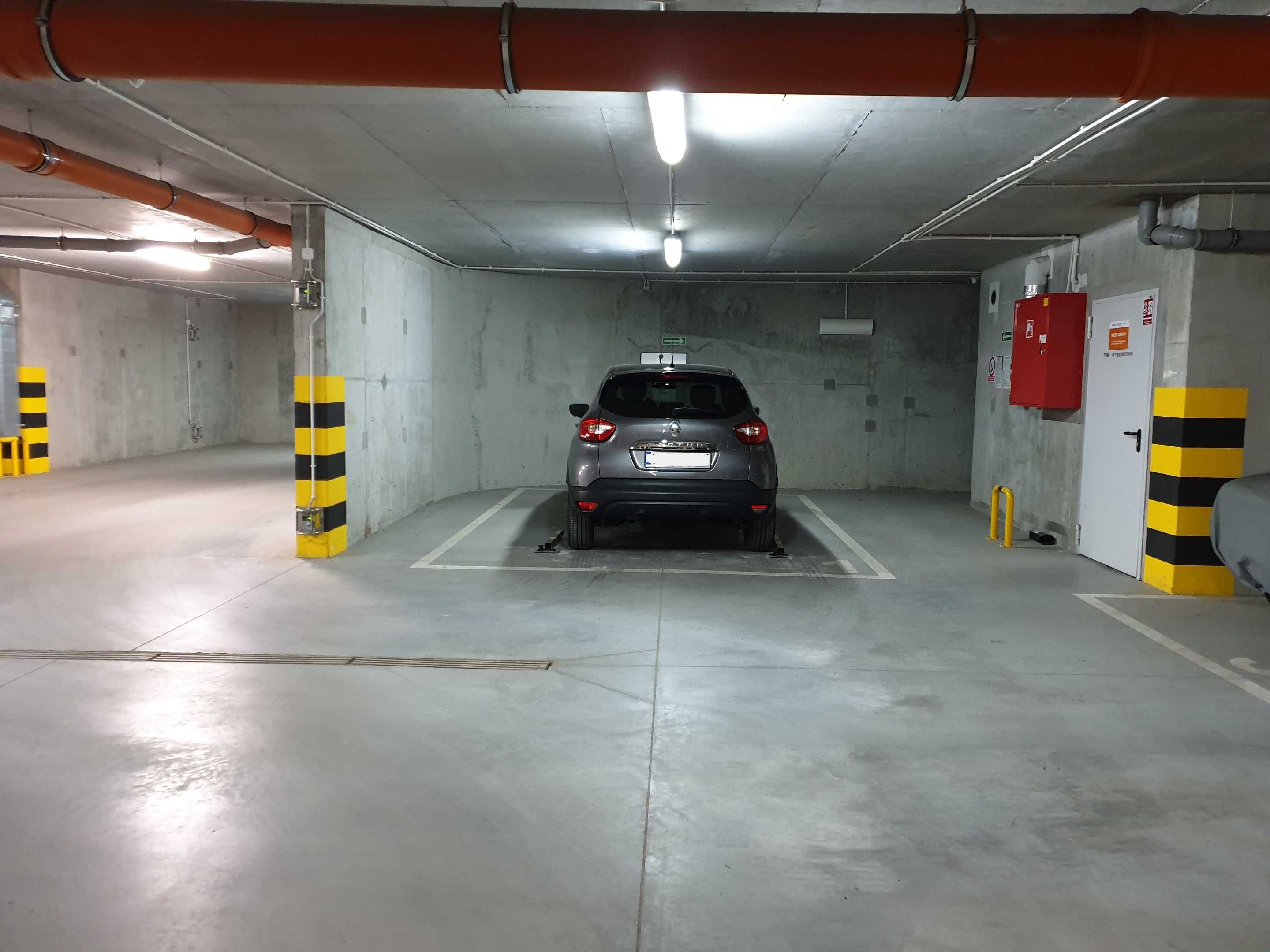Szerokie miejsce parkingowe w garażu podziemnym - ul. Ignacego Domeyki