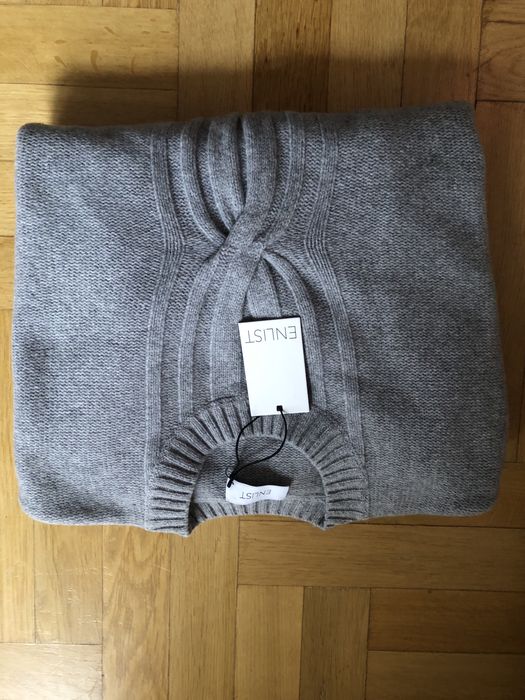 Szary sweter z wełny merynosów