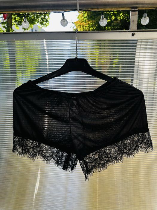 Zmysłowy komplet piżamowy: top i szorty z koronką