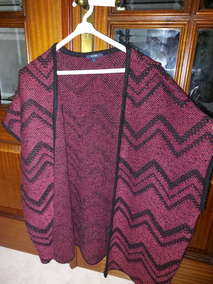 Poncho Kiabi preto e bordeaux