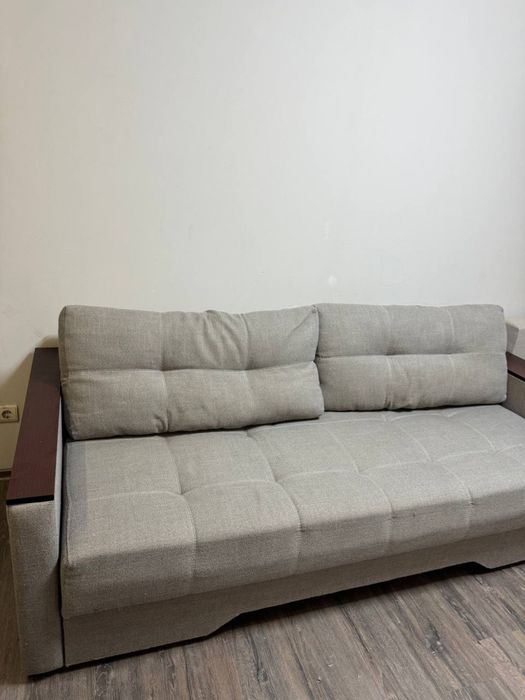 Затишний розкладний диван для дому чи дачі