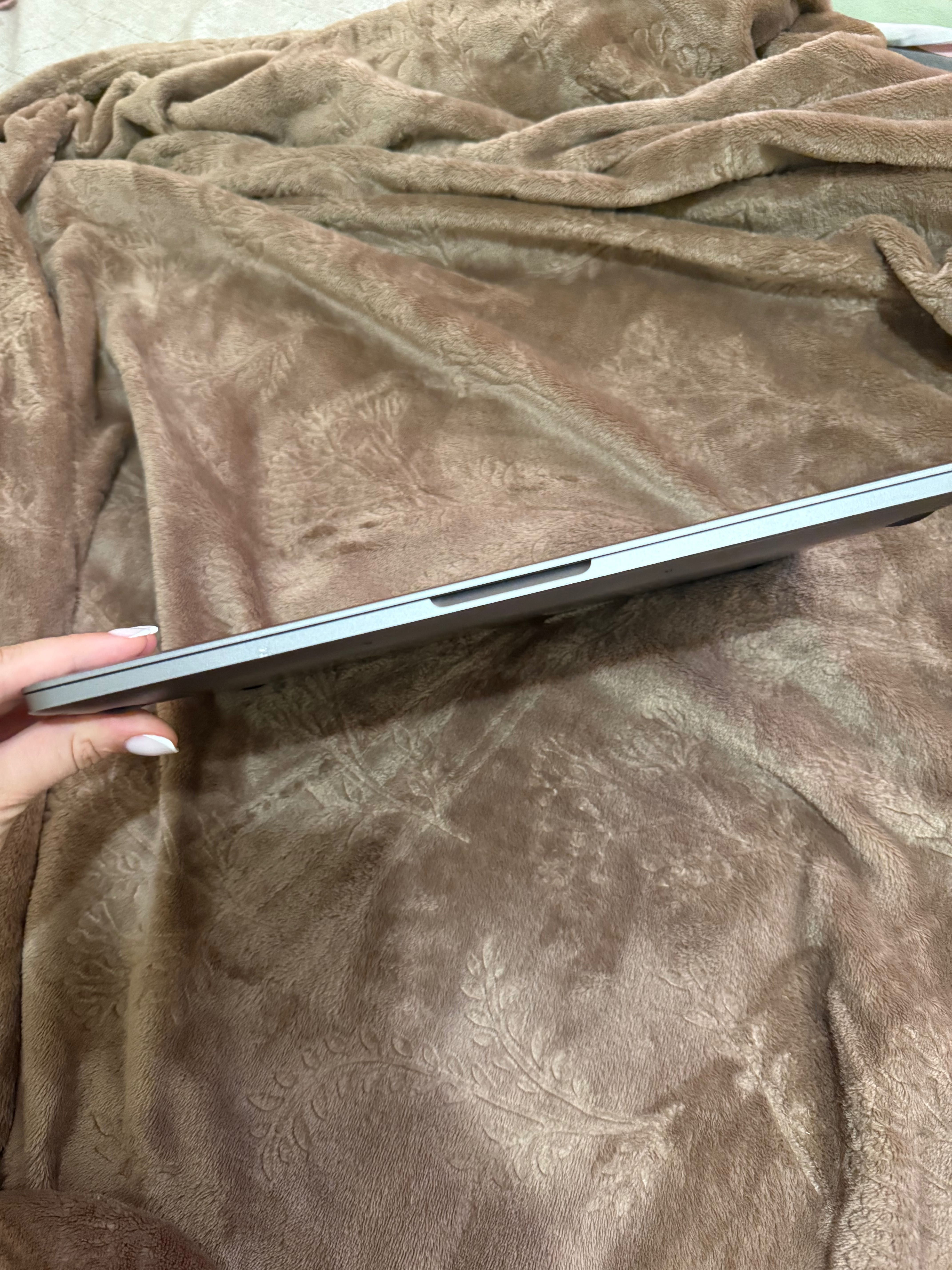 Продаю MacBook Pro 13″ 2022, M2, 16 GB, 256 GB в идеальном состоянии.