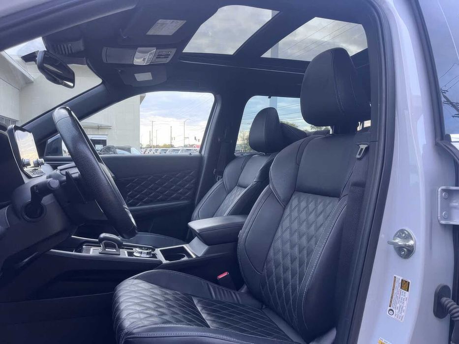 Mitsubishi Outlander SEL      2023