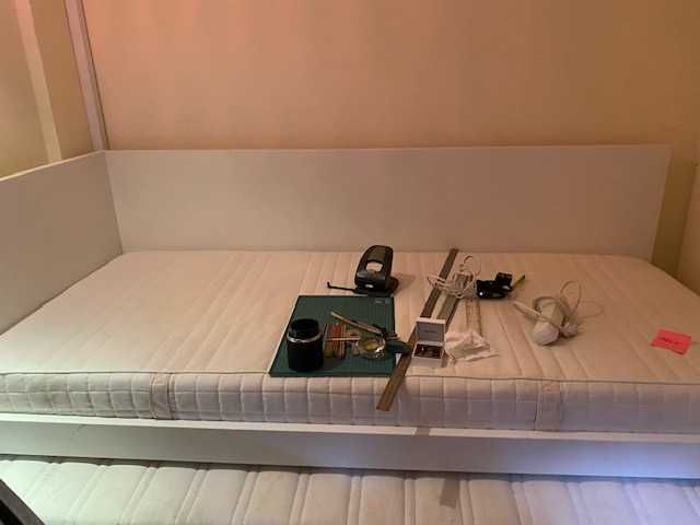 Cama individual com gavetão em branco com 2 colchões incluídos