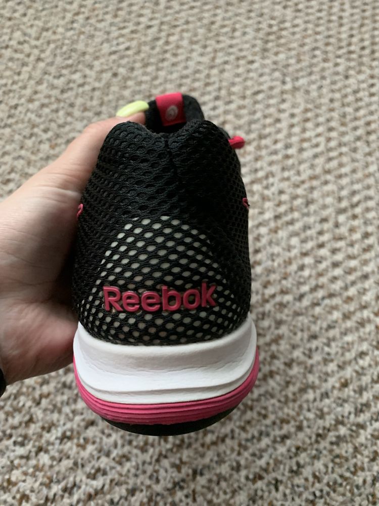 Жіночі кросівки фірми reebok