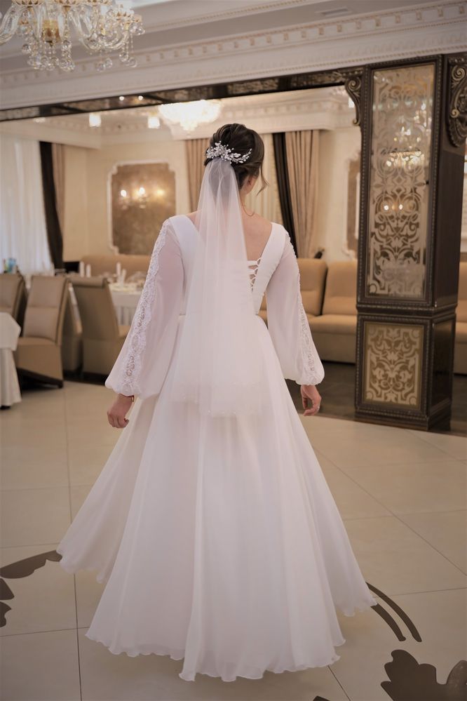 Ніжна легка весільна сукня