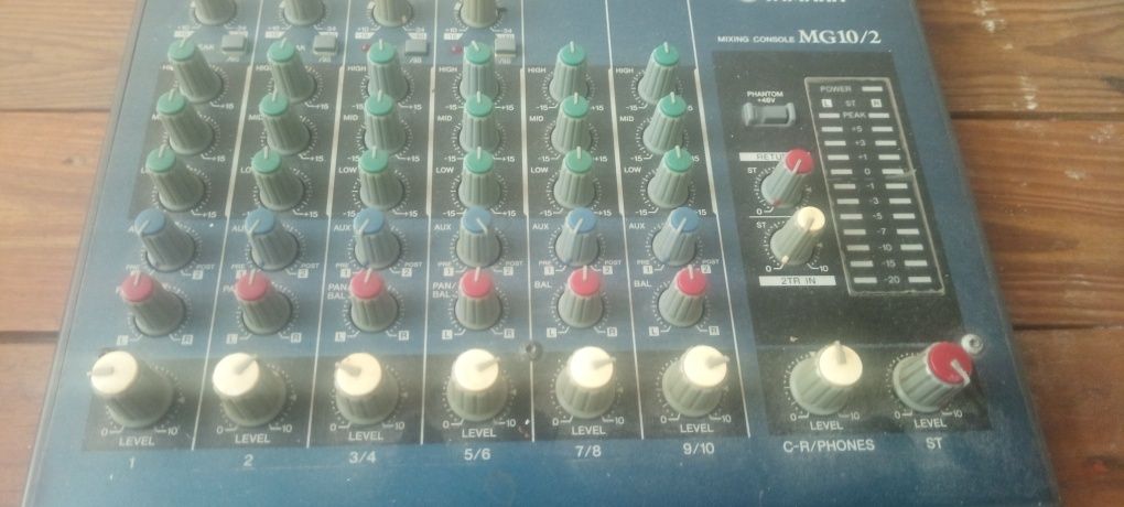 Mesa de som Yamaha MG10/2 sempre usada na sala de ensaio!