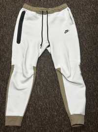 Spodnie białe Nike Tech Fleece